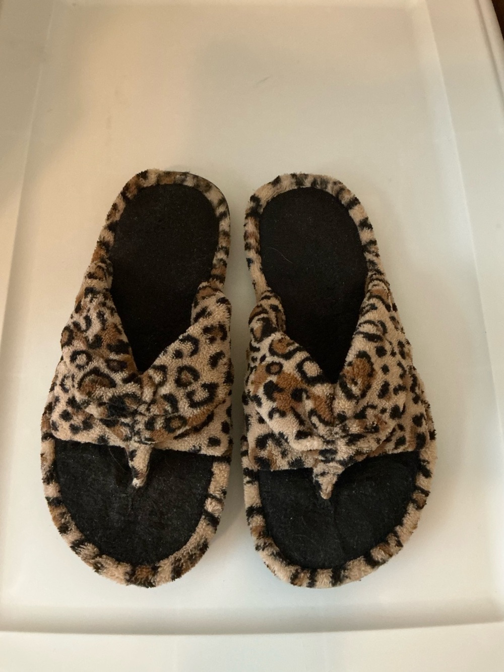 Dearfoams Women’s Medium (7-8) Soft Leopard Thong Slippers